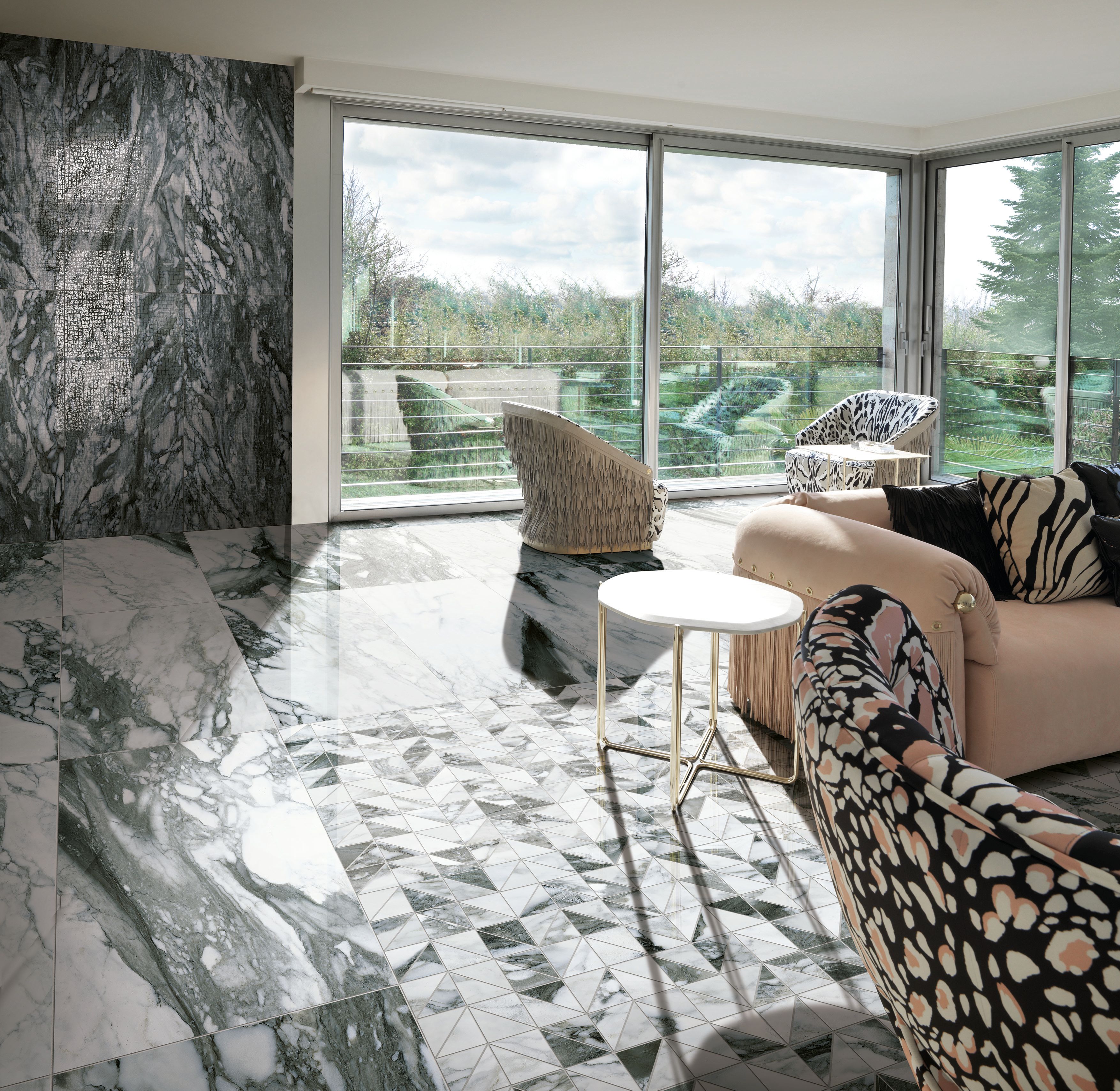 ROBERTO CAVALLI Lush Calacatta Renoir Lux 119*119 см в интерьере
